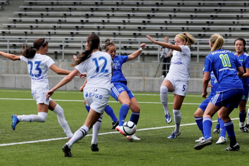 womenssoccersounderswomenversussantaclaritabluehe2.jpg